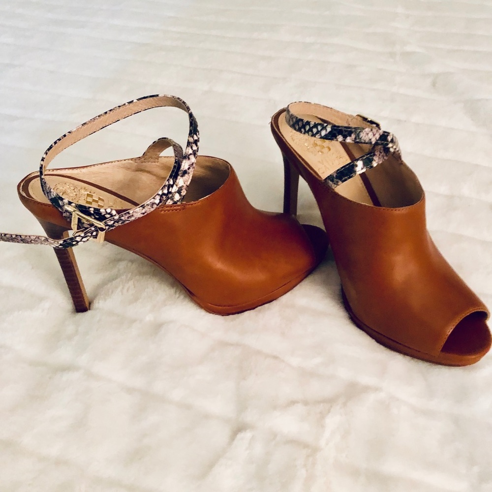 Vince camuto gingerbread color w snake band.